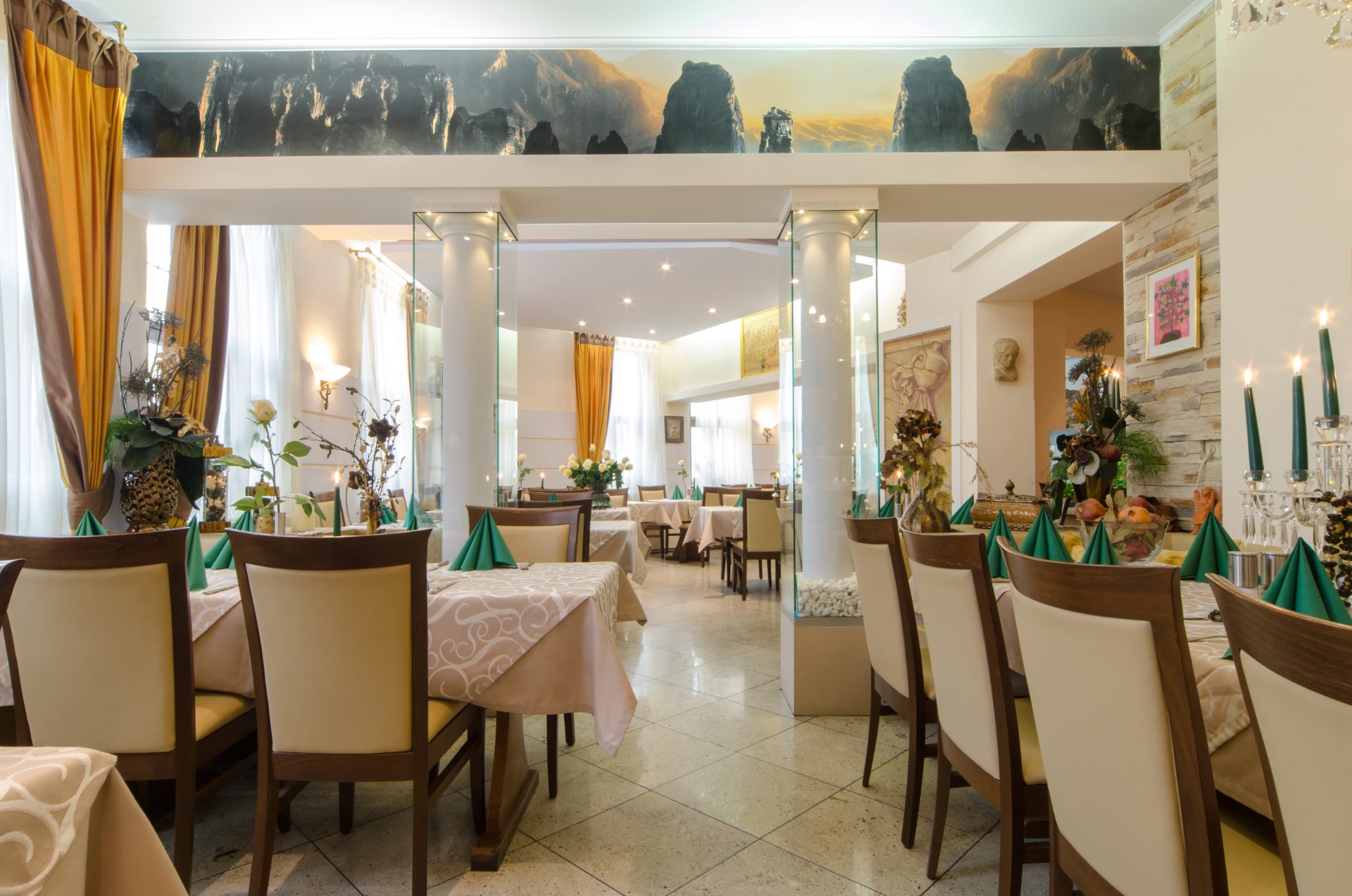 Gastraum des griechischen Restaurants Taverna Meteora in Nürnberg